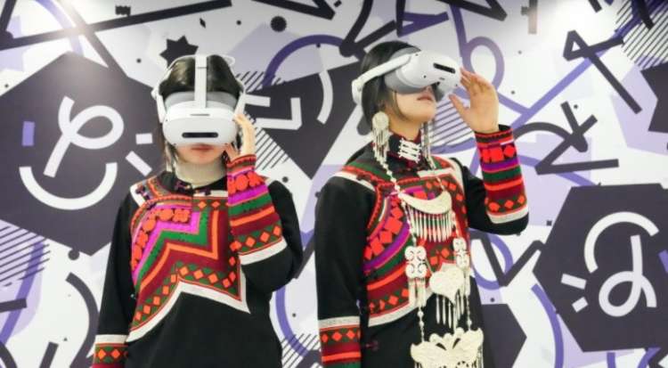 马边县引进VR助力文化教育，戴PICO在彝乡“触摸”国宝